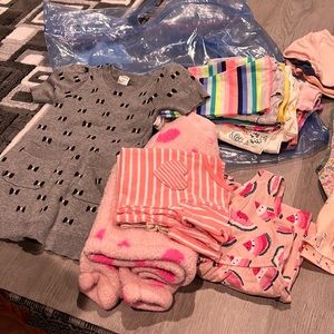Over 30 pieces of 3T girls clothes. Mostly shorts, leggings and t-shirts.
